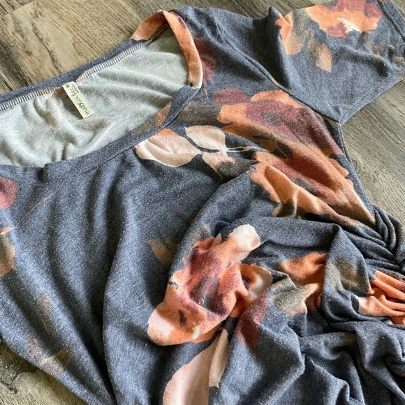 Motherbee Maternity Blue Floral Dress with Side Ruching, size small - Picture 4 of 9